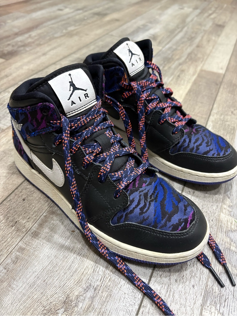 Nike Jordan Air 1 youth tiger stripe sneakers